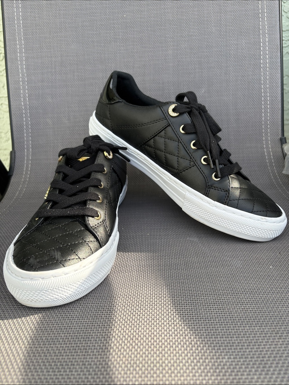 Womens GWLOVEN Guess Quilted Low-Top Sneakers in Black and White SIZE 8.5M